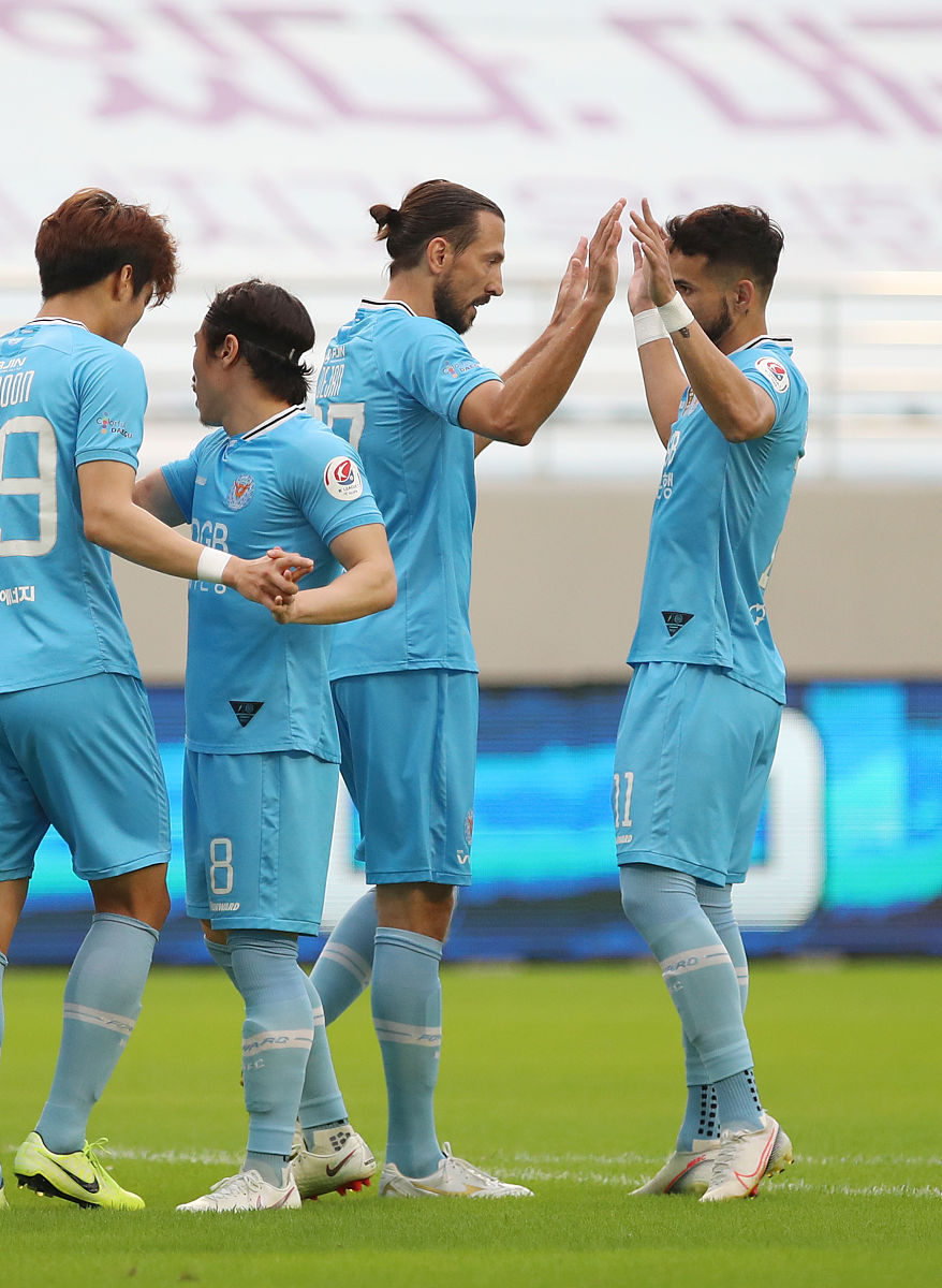 leyusport-球员马修斯在比赛中突破困难，为球队进球