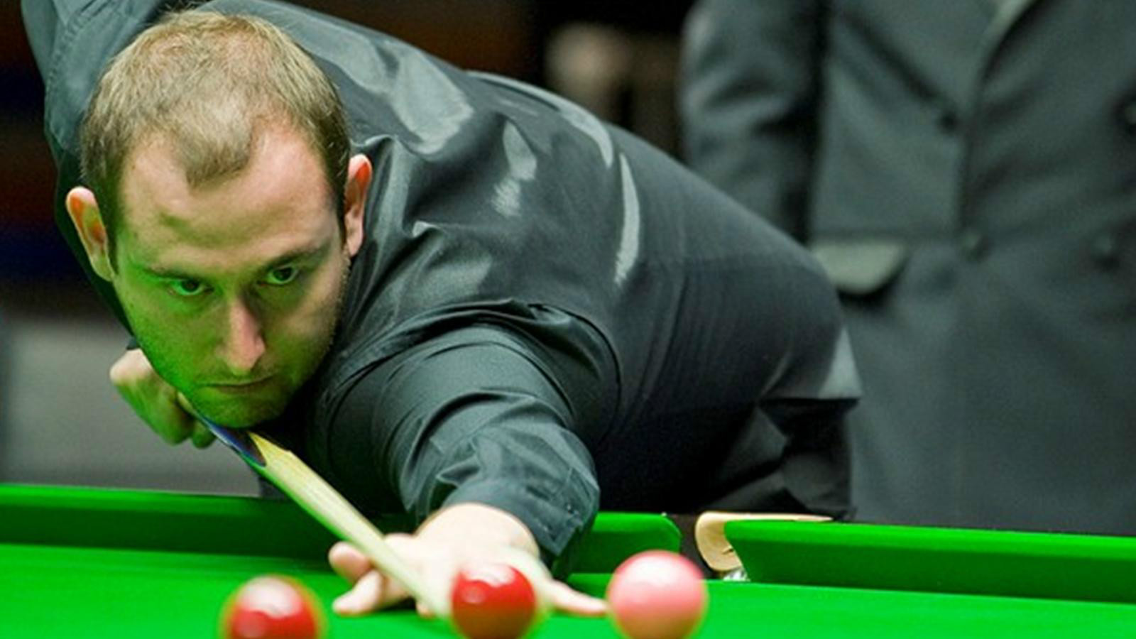 球员马修斯在比赛中突破困难，为球队进球