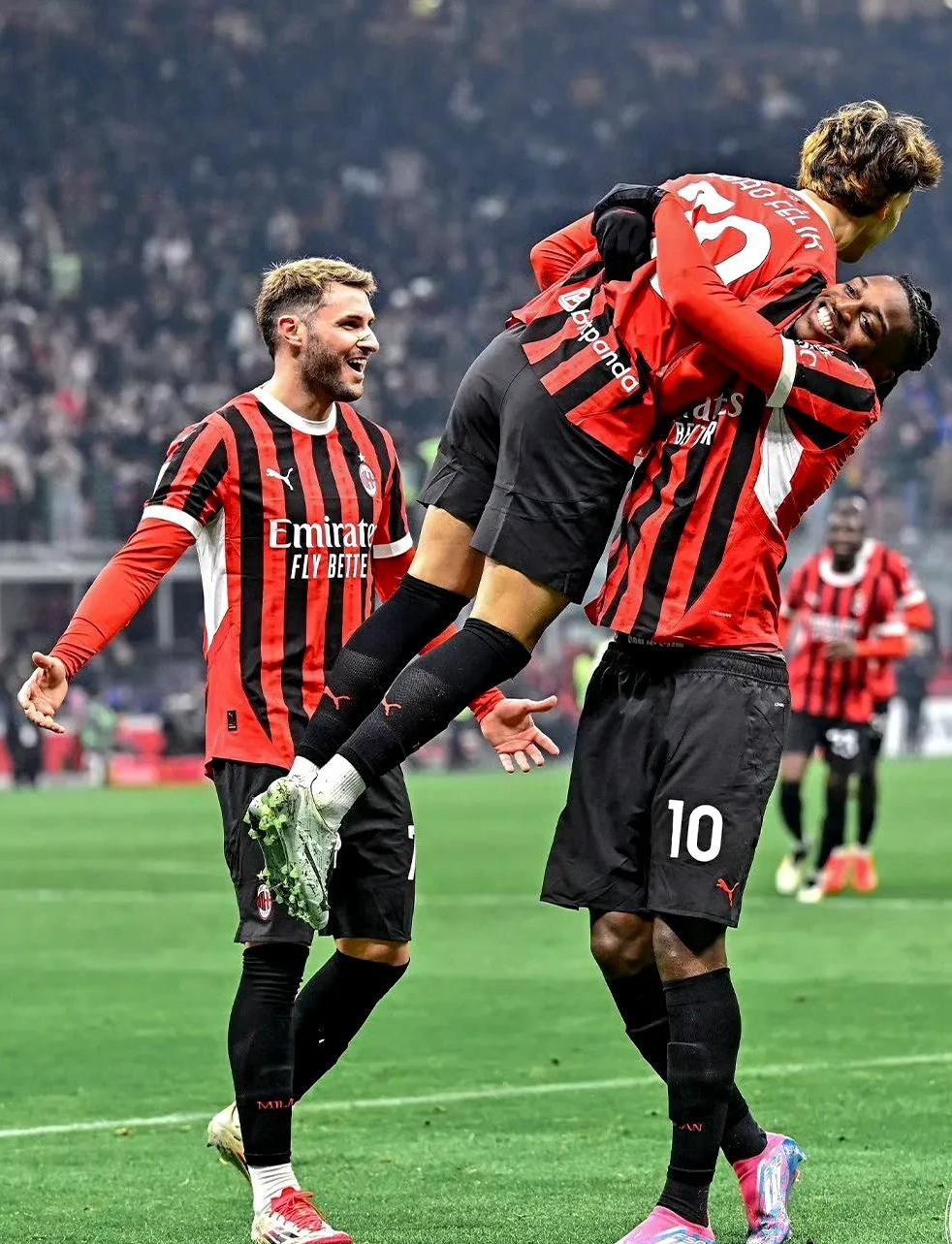 意大利队惊险晋级，晋级八强